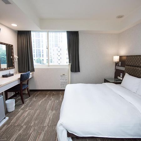 Junli Hotel Banciao Bagian luar foto